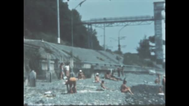 Крым Украина Июнь 1968 Люди Сидят Скале Пляже Высокие Волны — стоковое видео