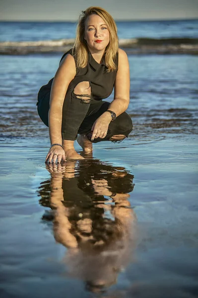 Menina Loira Ajoelhada Água Mar Com Seu Reflexo Água — Fotografia de Stock