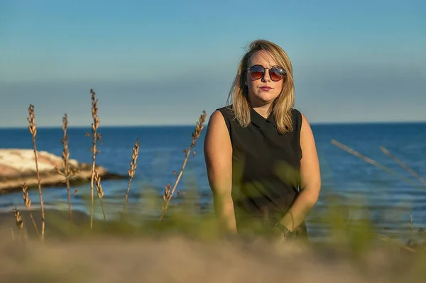 Portrait Set Blonde Girl Sunglasses Middle Untamed Nature Italian Beach — Stock Photo, Image