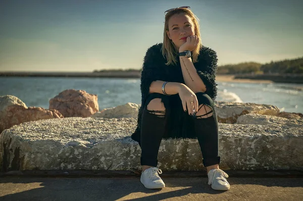 Portrait Blonde Girl Sitting Rocks Sea Cigarette Her Hand While — Fotografia de Stock