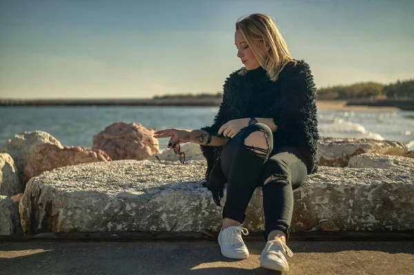Портрет Блондинки Сидящей Камнях Моря Сигаретой Руке Показывающей Спокойное Беззаботное — стоковое фото