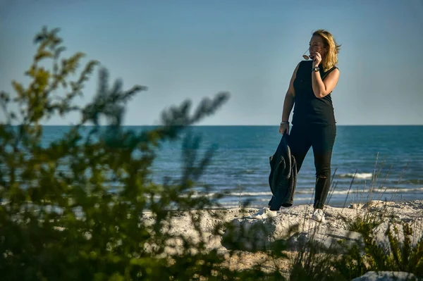 Full Length Portrait Set Beach Blonde Girl Who Look Left — Fotografia de Stock