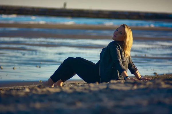 Chica Rubia Sentada Arena Playa Una Posición Sensual Atardecer — Foto de Stock