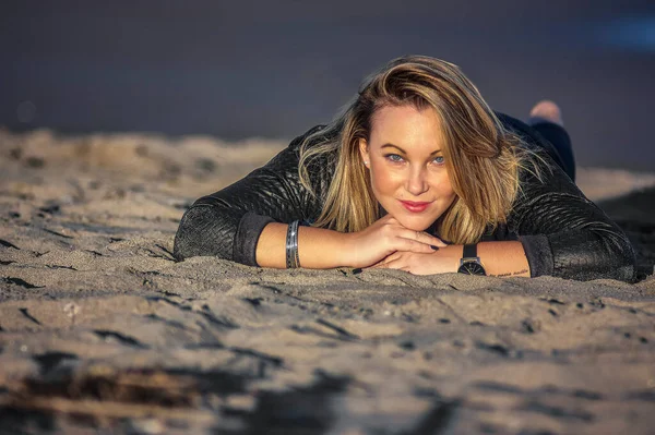 Девушка Лежит Песке Пляжа Улыбающимся Выражением Лица Глядя Точку Резюме — стоковое фото
