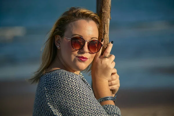 Close Uma Menina Loira Com Óculos Sol Segurando Tronco Madeira — Fotografia de Stock