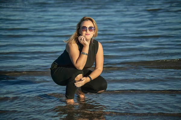 Menina Loira Vestida Preto Enquanto Relaxa Praia Âmbar — Fotografia de Stock