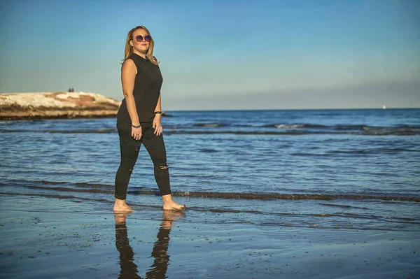 Menina Loira Vestida Preto Que Caminha Pelo Mar Imperturbável Imerso — Fotografia de Stock