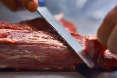 bir bıçak kullanarak satılan ve daha sonra yemek için et onun kasap dükkanında Dilimleme kasap.
