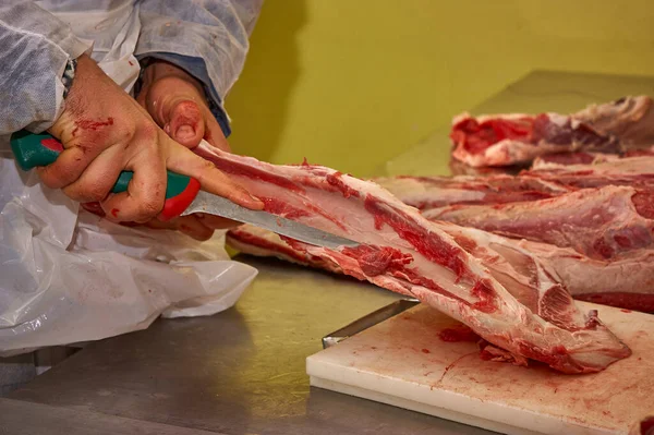 Κρεοπωλείο Που Χρησιμοποιώντας Ένα Μαχαίρι Είναι Φέτες Κρέας Προκειμένου Πωλούνται — Φωτογραφία Αρχείου