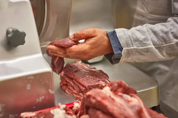 Carniceiro Tentando Cortar Bifes Bezerro Com Udo Cortador Elétrico Seu — Fotografia de Stock