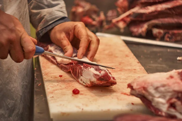 Carnicero Tratando Tirar Cortar Pedazo Ternera Una Carnicería — Foto de Stock
