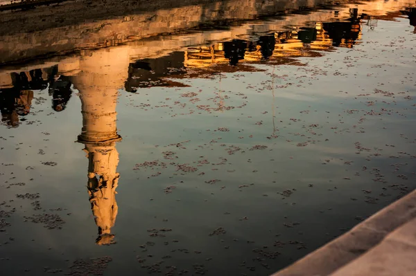 Красивое Водное Отражение Исторического Памятника Типичном Итальянском Городе Художественное Фото — стоковое фото