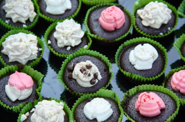 Tepsi dolu büfe için sırada çikolatalı hamur işleri.