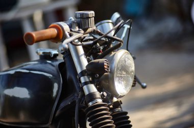 Aşınma durumundaki eski bir motosiklete ait bir gidonun basit ayrıntıları..