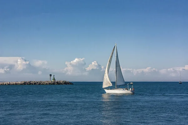 Лодка Стоящая Мели Море Побережья Готова Причаливанию — стоковое фото