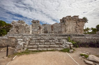 Tulum harabelerindeki bir Maya tapınağının önü..