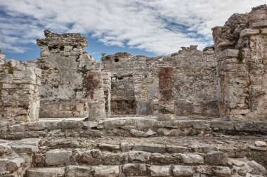 Meksika 'daki Tulum harabelerine ait Maya tapınaklarının mimarisinin ayrıntıları.