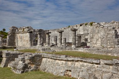 Meksika 'daki Tulum kompleksindeki Maya uygarlığına dayanan harabeler.