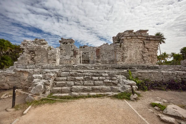 Tulum harabelerindeki bir Maya tapınağının önü..