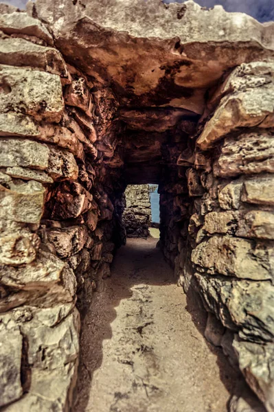石レンガの壁を持つ小さなトンネルは メキシコのトゥルム遺跡の壁の間の通路を作成します — ストック写真