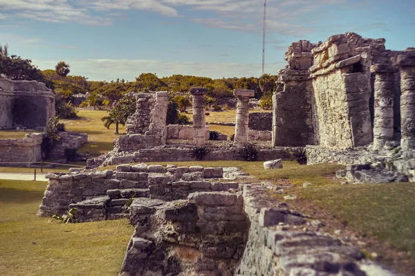 Tulum, Meksika 'daki Maya medeniyetine dayanan antik tapınak ve binaların kalıntıları.
