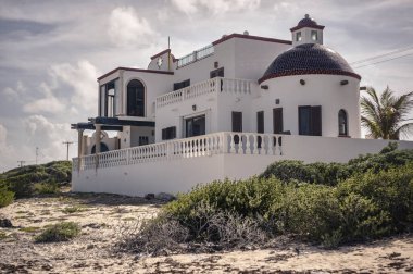 Meksika 'daki Mujeres Adası' nın sahillerinden birine inşa edilmiş küçük bir ev..