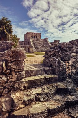 Tulum 'un Maya kompleksindeki fresklerin tapınağı, gün batımında Meksika' da çekildi..