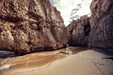 Kayalık duvarlar, Meksika 'daki Tulum harabelerinde doğal bir duyarsızlık yaratır.