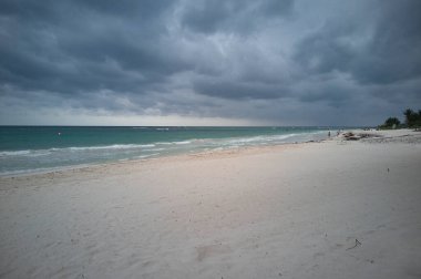 Fırtınada Meksika 'daki Xpu-Ha plajı manzarası.