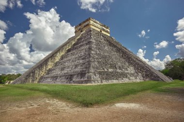 Chichen Itza Piramidinin dörtte üçünün görüntüsü