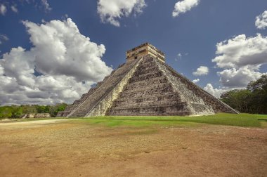 Chichen Itza Piramidinin dörtte üçünün görüntüsü