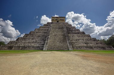 Chichen Itza Piramidinin dörtte üçünün görüntüsü