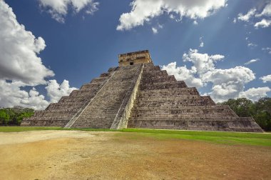 Chichen Itza Piramidinin dörtte üçünün görüntüsü
