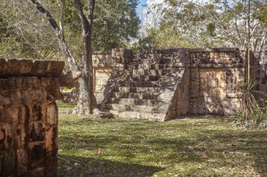 Meksika 'daki Chichen Itza arkeolojik kompleksinin içinde merdiveni olan bir Maya binasının kalıntıları.