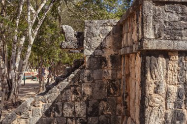 Meksika 'daki Chichen Itza arkeoloji kompleksinin bir binasına ait bir dekorasyonun mimari ayrıntıları.