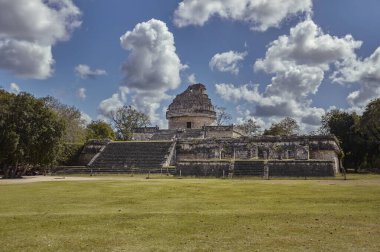 Meksika 'daki Chichen Itza arkeoloji kompleksinin tüm astronomik gözlemevinin görüntüsü