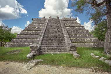 Meksika 'daki Chichen Itza arkeolojik kompleksinin bir piramidinin ön görüntüsü