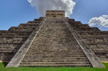 Chichen Itza arkeolojik kompleksinin merdiven manzarası ve dekorasyonları.