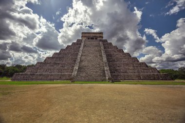 Meksika 'daki Chichen Itza arkeoloji kompleksinin tüm piramidinin ön görüntüsü.
