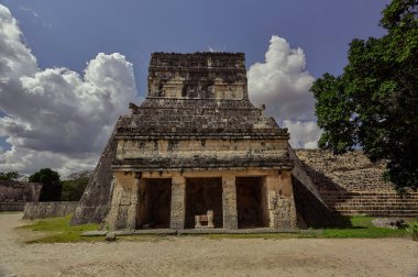 Meksika 'daki Chichen Itza arkeolojik kompleksindeki Jaguar Tapınağı' nın ön görüntüsü.