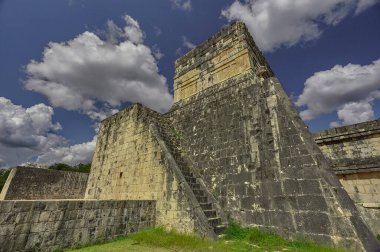 Meksika 'daki Chichen Itza arkeolojik kompleksindeki Jaguar Tapınağı' nın yan görüntüsü.