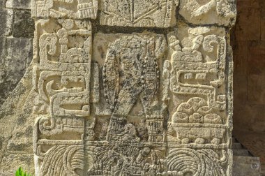 Meksika 'daki Chichen Itza arkeolojik kompleksindeki Jaguar Tapınağı' nın Maya yazıtlarının ayrıntıları.