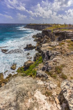 Meksika 'daki Isla Mujeres adasında deniz manzaralı kayalık kıyı şeridi.