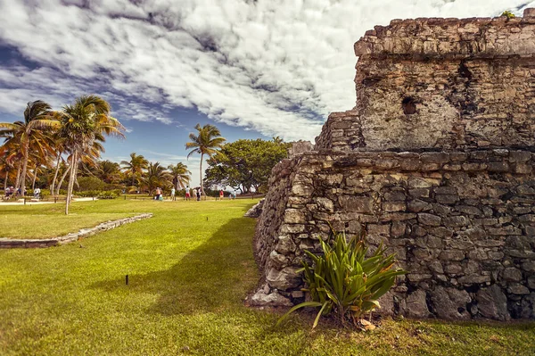 Ruinen Eines Maya Gebäudes Inmitten Einer Grünen Wiese Blick Auf — Stockfoto