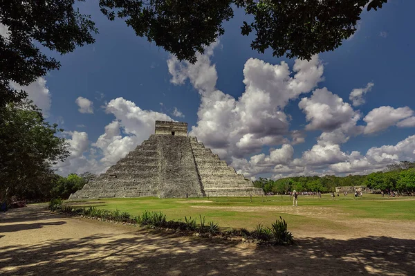 Пирамида Чичен Ица Фильтруется Растительностью Мексике — стоковое фото