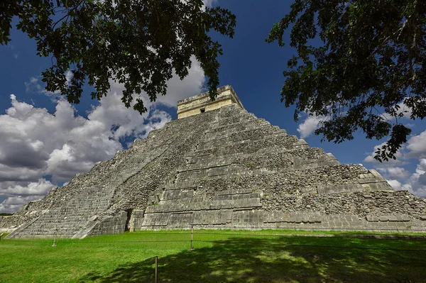 Pyramid Chichen Itza Filtered Vegetation Mexico — Fotografia de Stock