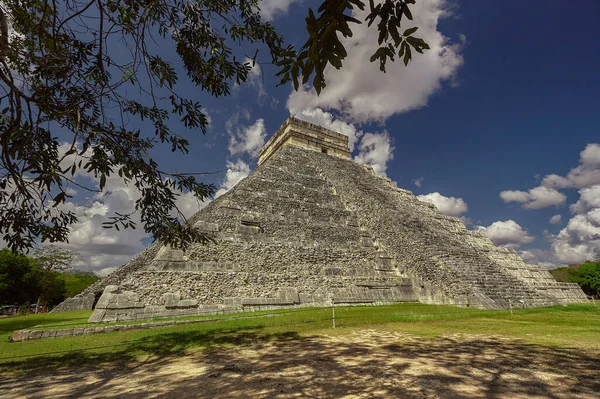 Pyramid Chichen Itza Filtered Vegetation Mexico — Fotografia de Stock