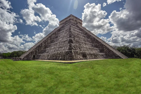 Boční Panorama Pyramidou Archeologického Komplexu Chichen Itza — Stock fotografie