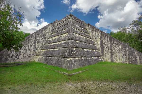 Widok Boku Piramidy Kompleksu Archeologicznego Chichen Itza Meksyku — Zdjęcie stockowe