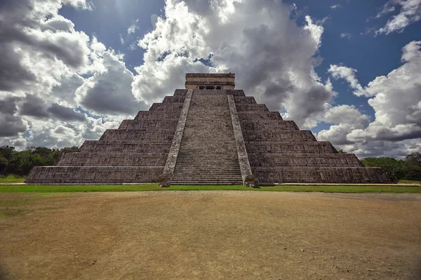 Widok Przodu Całej Piramidy Kompleksu Archeologicznego Chichen Itza Meksyku — Zdjęcie stockowe